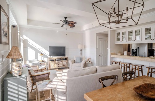 Sunnyside Condo | NEW!2BR Carillon Condo. 5 min walk 2 beach,Pools,Pickleball, Incl beach chairs.