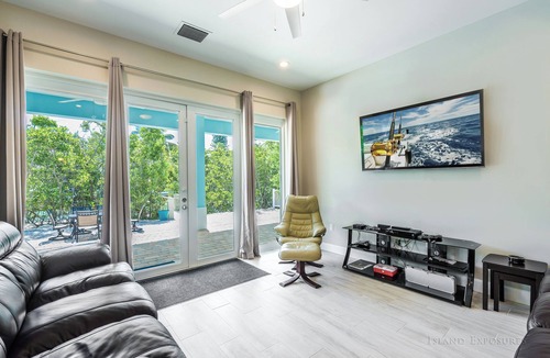 Coury House | New 3 Bedroom Home with Dockage, Pool, ICE MAKER on 13th St in KCB