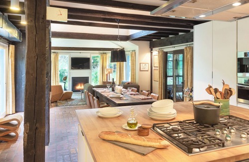 Woodstock House | NEW: Architect-designed historic CARRIAGE HOUSE w/heated pool, AC, walk to town!