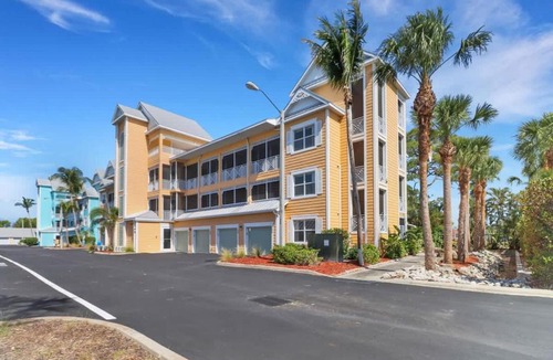 Bonita Shores Hotel | NEW Bright Gulf-Side Queen Studio in Bonita Springs