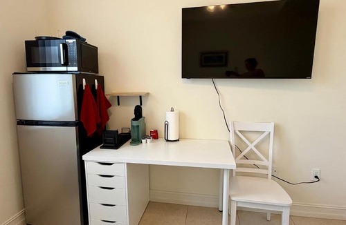 Bonita Shores Hotel | NEW Bright Gulf-Side Queen Studio in Bonita Springs