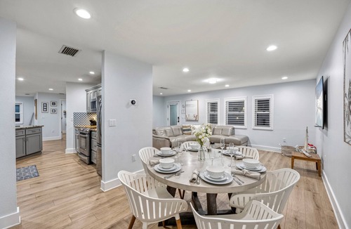 Bay Isle House | NEW! Brisas Del Mar | Private Pool with Spa, Guest House, Near Siesta Key Beach