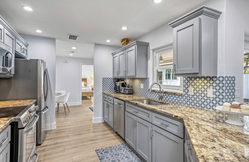 Bay Isle House | NEW! Brisas Del Mar | Private Pool with Spa, Guest House, Near Siesta Key Beach