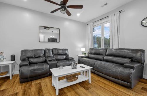 Boiling Springs House | New build duplex-sleeps 6! Pet friendly!