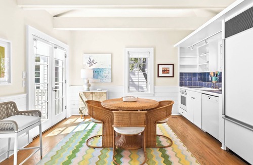 Seaside House | NEW Carriage House with Full Kitchen, Laundry, Bikes, 2 minute stroll to Beach