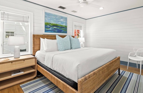 Seaside House | NEW Carriage House with Full Kitchen, Laundry, Bikes, 2 minute stroll to Beach
