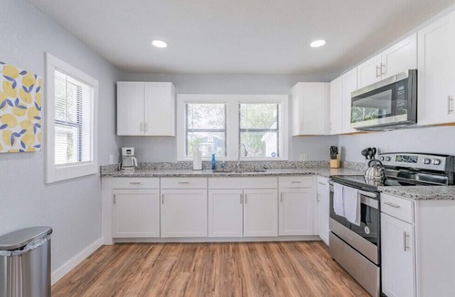 East Tampa House | 🌞🌴NEW! Charming & Cheerful Tampa Getaway | Centrally Located | Newly Renovated