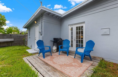 Clearwater House | NEW!Cheerful 2BD Home|DOGS OK| Mins Drive to Beach