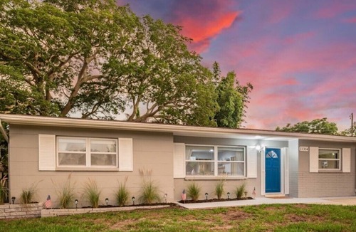 Largo House | NEW⛱ Close to Beach Villa- Large Outdoor Grill Patio, 400Mb WiFi Office Spc & AC