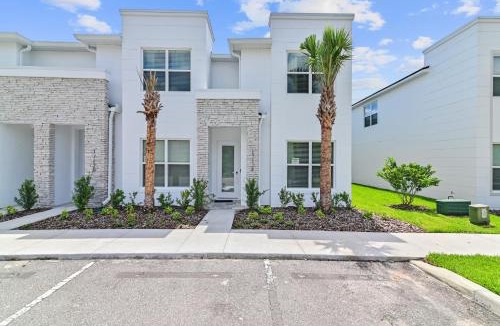 Four Corners House | New Cozy & Spacious Townhouse near Disney - 4BR, 3FB, and Pool
