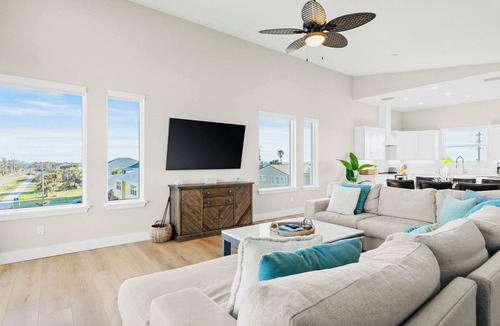 Wilbur-By-The-Sea House | NEW Directly Across from Beach with Pool