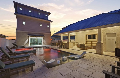 Laguna Beach House | NEW Family LUX Laguna Haven - 6 Seater LSV - Bikes - Beachfront