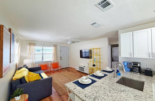 Port Orange House | NEW !Hot Tub! Sunshine-Up 6 Guests-Private Backyard