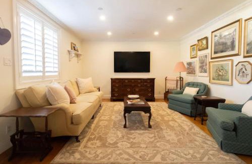 Pine Gardens North House | NEW Hugh St Hideaway with Pool