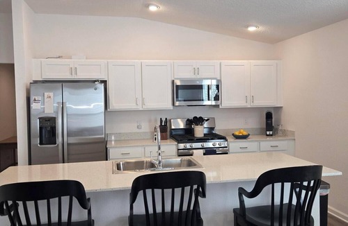 Candler House | New in The Villages. Front screened porch. 2-king beds. Eastport. Dog friendly.