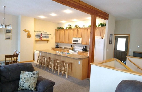 Silver Lake Cottage | New Listing! Sleeps 15+. Spacious Cottage close to Silver Lake