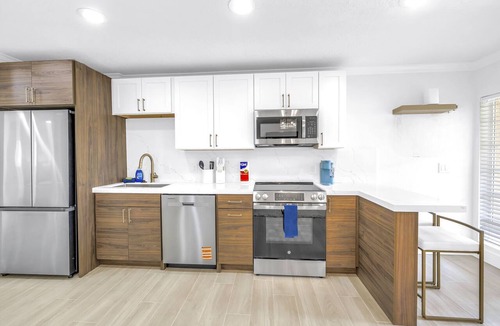 Siesta Key Village Apartment | NEW LISTING! The Village Breeze 6BR with heated Pool, near Beach, 250ft to Siesta Key Village!