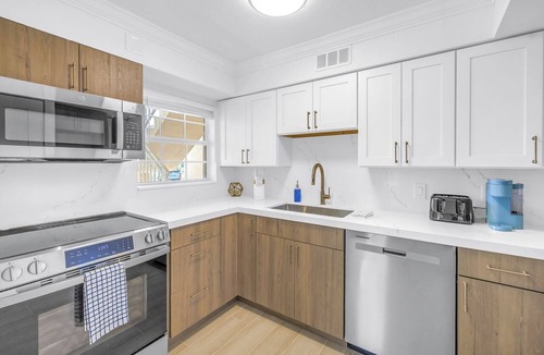 Siesta Key Village Apartment | NEW LISTING! The Village Breeze 6BR with heated Pool, near Beach, 250ft to Siesta Key Village!
