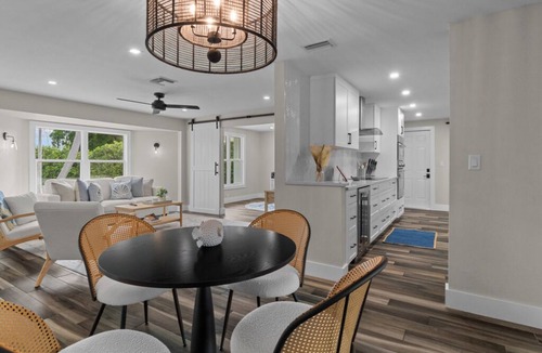 Sanibel House | New Listing! Updated 3 Bedroom, 2 bath lakefront home. Pet Friendly!