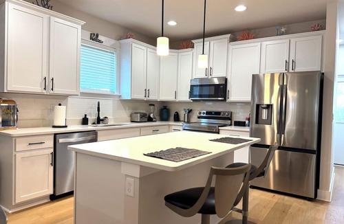 Five Points House | New Luxury Riverside Walk to Dining Sleeps 6 . Parking 3+