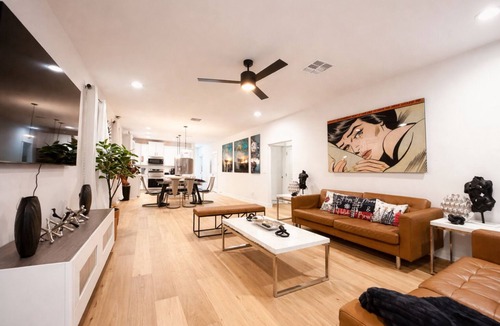 Five Points House | New Luxury Riverside Walk to Dining Sleeps 6 . Parking 3+