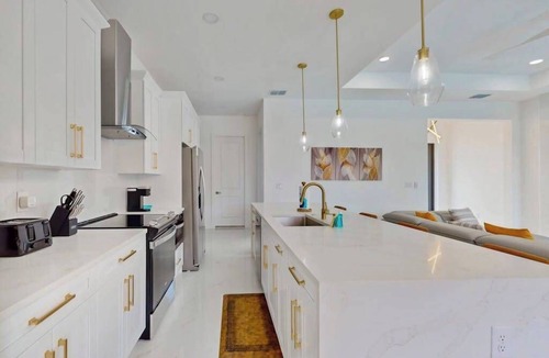 Diplomat House | New modern home with pool, lawn, W/D, Wifi and AC