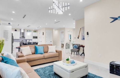 Marathon House | New Oceanfront 5BR+Bonus Room 75’Dock Pool Spa Sunrise Walk to Sombrero Beach