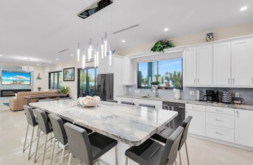 Marathon House | New Oceanfront 5BR+Bonus Room 75’Dock Pool Spa Sunrise Walk to Sombrero Beach