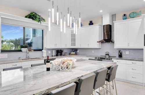 Marathon House | New Oceanfront 5BR+Bonus Room 75’Dock Pool Spa Sunrise Walk to Sombrero Beach