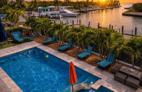 Marathon House | New Oceanfront 5BR+Bonus Room 75’Dock Pool Spa Sunrise Walk to Sombrero Beach