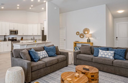 Melbourne House | New pool paradise 4 bdrm w/Pool 10 min to the beach!