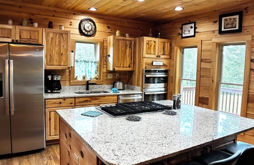 Landrum Cabin | ⭐️ New ⭐️ RidgeCrest Lodge: Retreat w Mountain Views - HUGE 1st Renter Discount