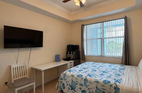 Bonita Shores Hotel | NEW Seaside Escape Queen Studio near Naples