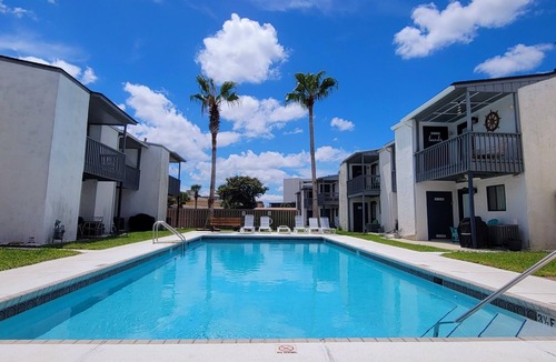 Bahama Beach House | NEW- Short Walk to Beach & Café, Pet Friendly, Eclectic Beach Townhome