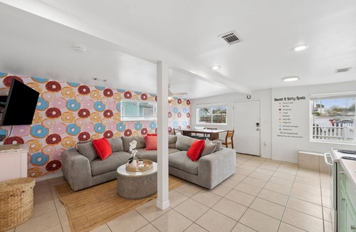 Laguna Beach House | NEW! Sleeps 9 + golfcart + walk to beach and thomas donut + stocktank pool