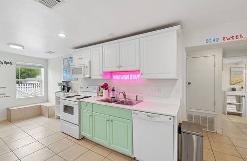 Laguna Beach House | NEW! Sleeps 9 + golfcart + walk to beach and thomas donut + stocktank pool