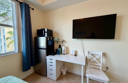 Bonita Shores Hotel | NEW Sun-Filled Queen Studio near Beach