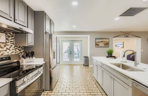 Town N County Park House | New Sunrise Sanctuary, 4BR home w/pool & jacuzzi