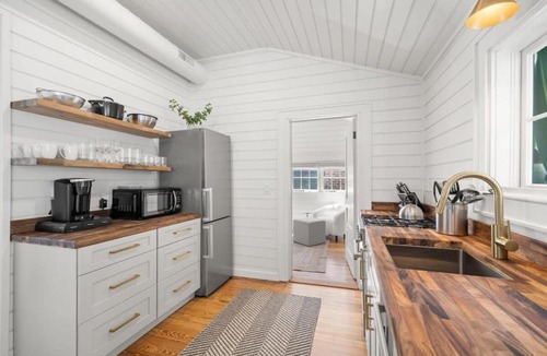 Hyde Park Apartment | NEW! The Adaline Room #9 - Updated Hyde Park Penthouse, Steps to Bayshore