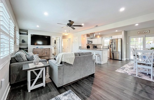 Seminole House | NEW - Tropical 3BR Pool Home w/Fire Pit & Putting Green minutes to Gulf Beaches