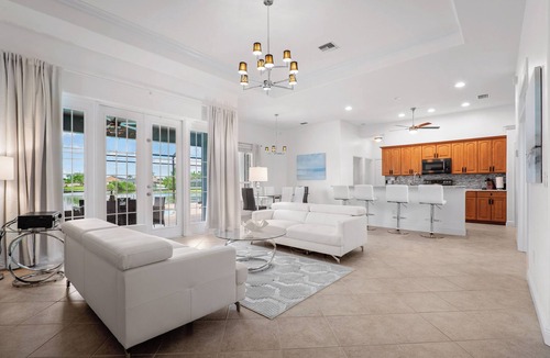 Trafalgar House | New vacation home! South-west facing, freshly renovated and refurnished!