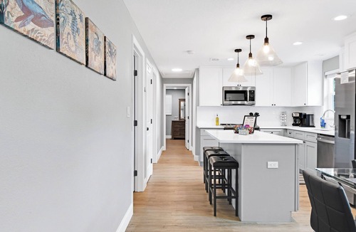 Seminole House | Newly Renovated 10 mins to Beaches Firepit