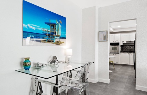 Hollywood South Central Beach Condo | Newly Renovated~Walk to Beach~Close to Entertainment + Nightlife and Shopping
