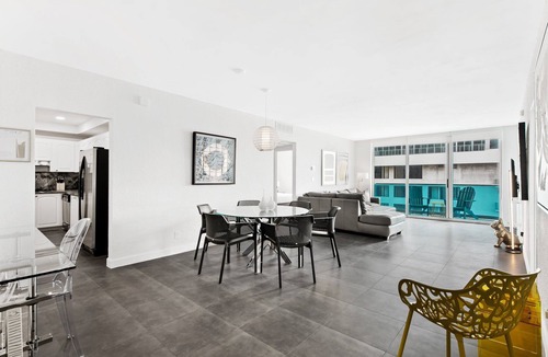 Hollywood South Central Beach Condo | Newly Renovated~Walk to Beach~Close to Entertainment + Nightlife and Shopping