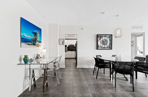 Hollywood South Central Beach Condo | Newly Renovated~Walk to Beach~Close to Entertainment + Nightlife and Shopping