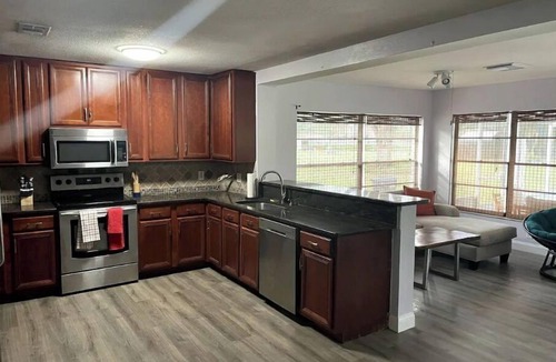 Wesley Chapel South House | NewTampa-W. Chapel 3 room 1.5 bath with a pool on 1 acre. SMOKE & PET FREE!