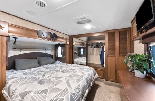 Disston Heights House | Nice spacious RV queen bed plus rollaway twin mattress