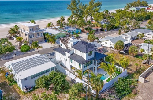 Ilexhurst House | Nirvana Sunset~Across from Beach, Heated Pool/Spa!