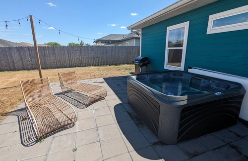 Newberry House | nLuxury Retreat with Hot Tub!