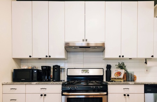 Harsimus Cove Apartment | No Stairs, Sleeps 10 - 15 mins to NYC + 20 mins to MetLife Stadium!